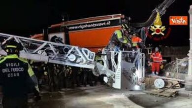 Non ce l’ha fatta operaio estratto da crollo Torre dei Conti a Roma dopo 11 ore. È morto in ospedale