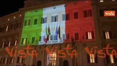 4 Novembre, Montecitorio illuminato con il tricolore per la Festa delle Forze Armate