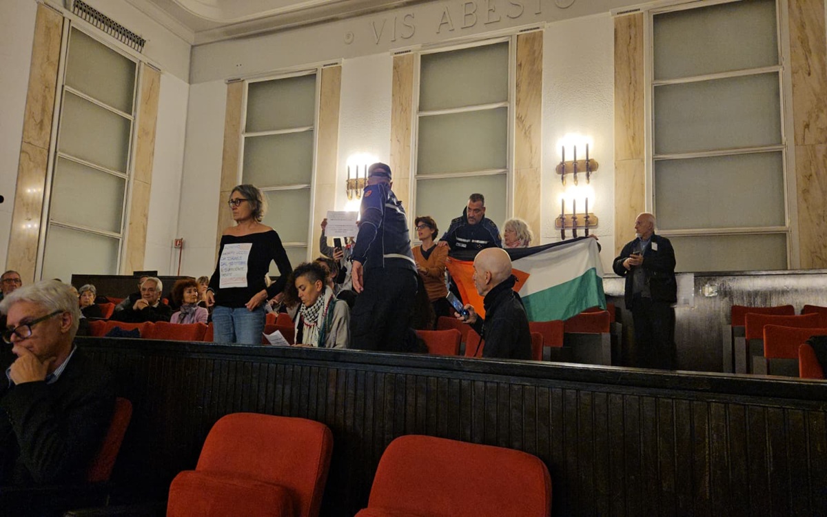 Milano, proteste ProPal in consiglio comunale: “Sospendete il gemellaggio con Tel Aviv” Milano, proteste ProPal in consiglio comunale: “Sospendete il gemellaggio con Tel Aviv”