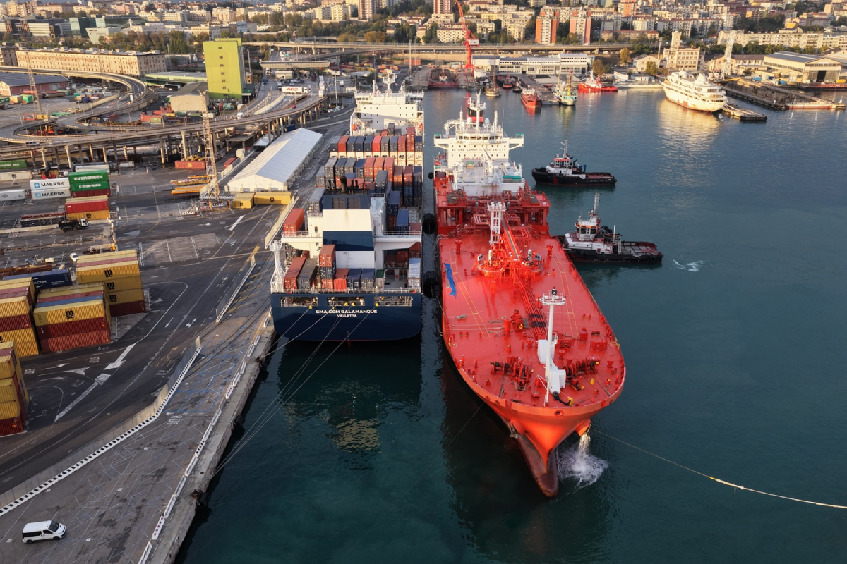 Edison e CMA CGM: realizzato a Trieste il primo bunkeraggio di GNL a una portacontainer in Italia Edison e CMA CGM: realizzato a Trieste il primo bunkeraggio di GNL a una portacontainer in Italia
