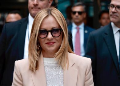 I “Paperoni” della politica, per Meloni entrate dimezzate ma il podio è sorprendente: ecco chi è il più “ricco”. Classifica