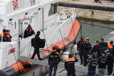 Migranti, scatta la diffida per la nave Mediterranea. Sbarco non concordato di 92 persone