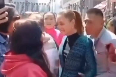 La presidente del Messico Sheinbaum molestata in pieno centro a Città del Messico: il video fa il giro del web