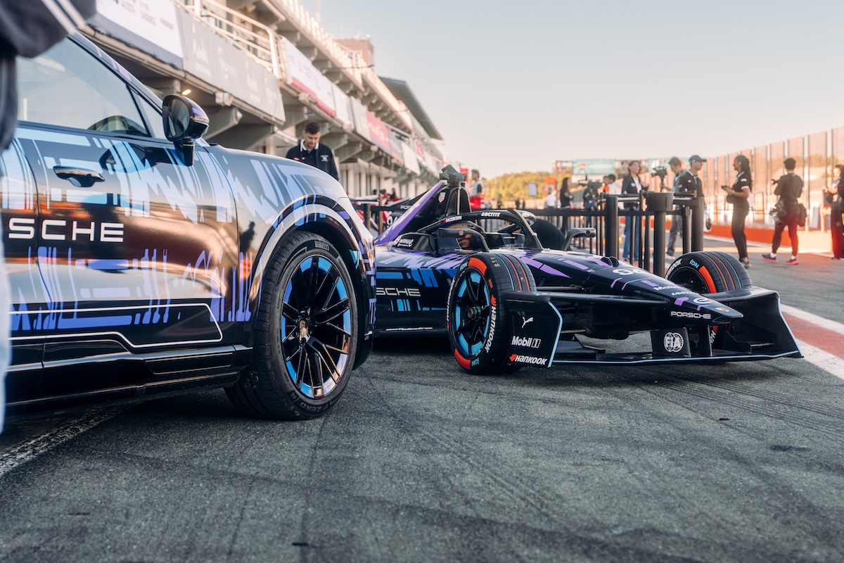 Porsche Cayenne Electric: la tecnologia della Formula E scende in strada Porsche Cayenne Electric: la tecnologia della Formula E scende in strada