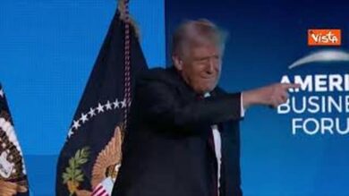 Trump balla la sua “Victory dance” al Business Forum di Miami per festeggiare un anno dall’elezione
