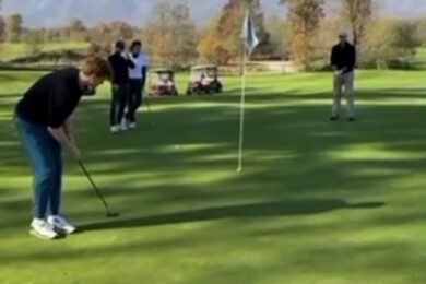 Sinner, altro che Wimbledon. Il tennista gioca a golf, fa buca e… La reazione inaspettata. VIDEO