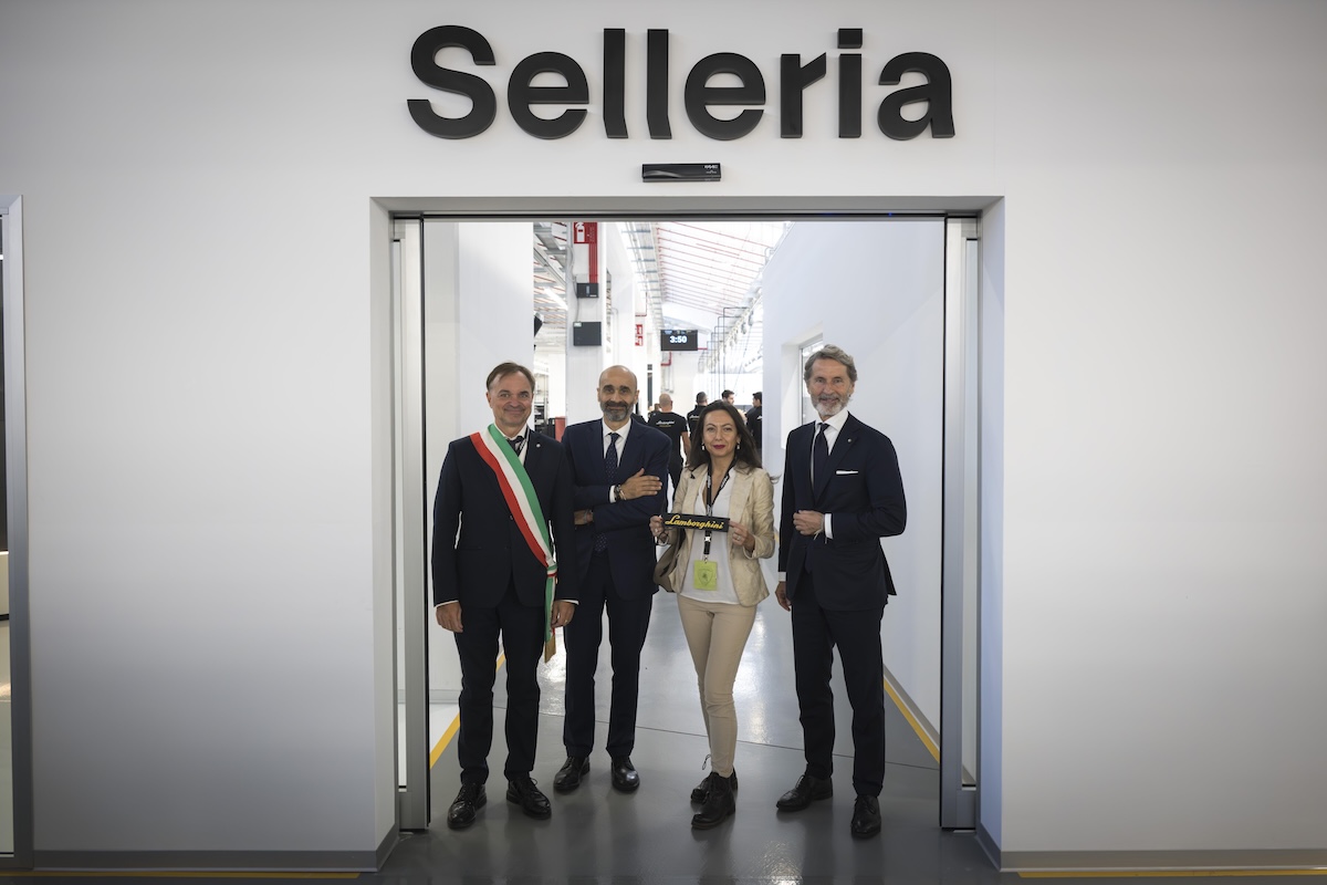 Lamborghini inaugura la nuova selleria:tecnologia e artigianato per le supersportive Lamborghini inaugura la nuova selleria:tecnologia e artigianato per le supersportive