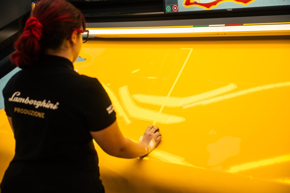 Lamborghini inaugura la nuova selleria:tecnologia e artigianato per le supersportive Lamborghini inaugura la nuova selleria:tecnologia e artigianato per le supersportive