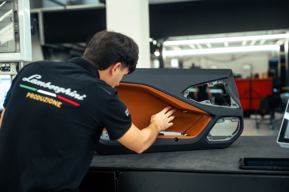 Lamborghini inaugura la nuova selleria:tecnologia e artigianato per le supersportive Lamborghini inaugura la nuova selleria:tecnologia e artigianato per le supersportive