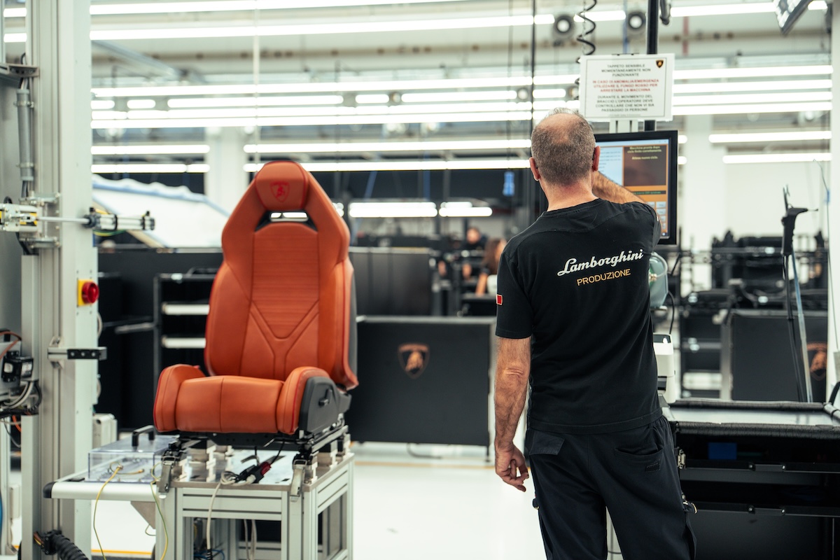Lamborghini inaugura la nuova selleria:tecnologia e artigianato per le supersportive Lamborghini inaugura la nuova selleria:tecnologia e artigianato per le supersportive