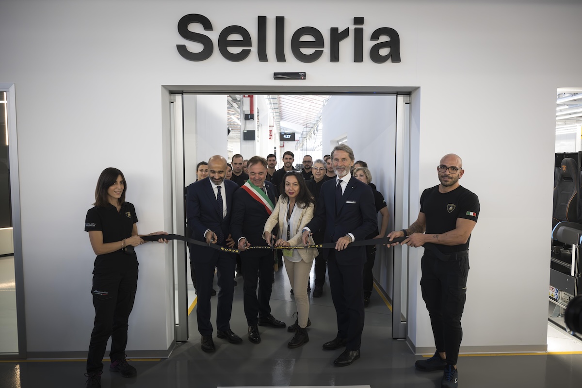 Lamborghini inaugura la nuova selleria:tecnologia e artigianato per le supersportive Lamborghini inaugura la nuova selleria:tecnologia e artigianato per le supersportive