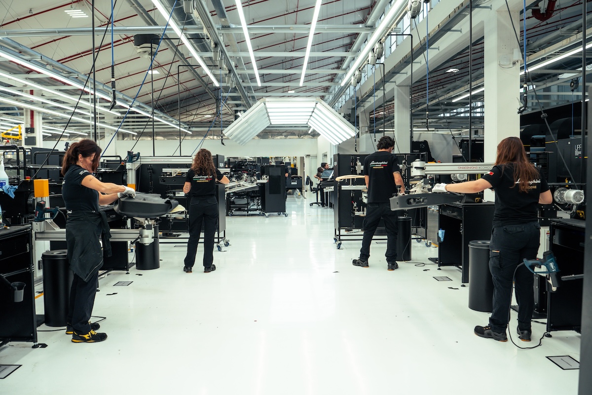 Lamborghini inaugura la nuova selleria:tecnologia e artigianato per le supersportive Lamborghini inaugura la nuova selleria:tecnologia e artigianato per le supersportive