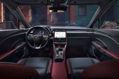 Lexus LBX Vibrant Edition: ibrido 136 CV e stile “premium casual”
