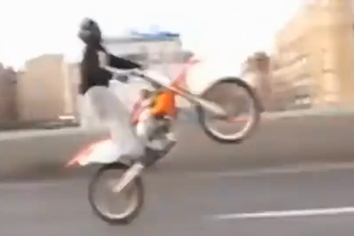 Le peripezie in moto di “Doudou Cross Bitume”, il ladro del Louvre. I video delle acrobazie ora diventano virali Le peripezie in moto di “Doudou Cross Bitume”, il ladro del Louvre. I video delle acrobazie ora diventano virali