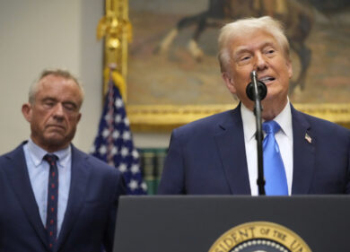 Usa, un giudice blocca la riforma anti-obbligo vaccinale voluta da Kennedy (e molto cara a Trump). “Non ha base scientifica”