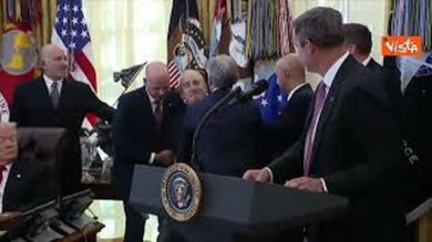 Dirigente casa farmaceutica sviene nello Studio Ovale durante conferenza stampa di Trump