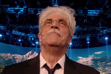 Crozza – Razzi commenta l’attualità politica italiana tra gaffe, canzoni e sproloqui su Mamdani