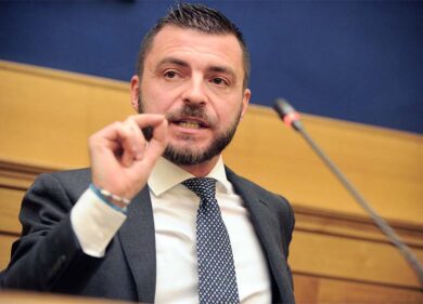Sciopero, FdI ‘silura’ la Cgil: “Landini fa solo politica, ma è lui che blocca l’aumento dei salari e firma rinnovi a 5 euro all’ora”