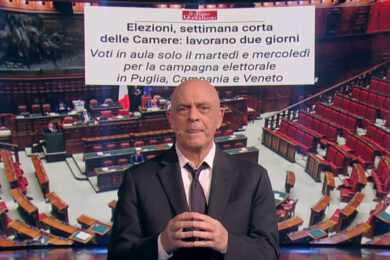 Crozza, monologo sui politici “part-time”: “Tra gadget e poltrone su misura”