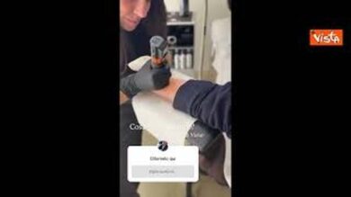Calenda si fa tatuare e posta il video, sull’avambraccio il tridente dell’Ucraina