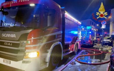 Milano, incendio in un palazzo di sette piani: muore un’anziana di 80 anni