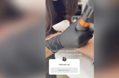 Calenda si tatua sull’avambraccio il tridente dell’Ucraina. VIDEO