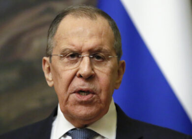 Lavrov: “L’uso degli asset russi per Kiev? Inganno. Pronto a incontrare Rubio”. Axios: 5 miliardi di armi Usa per l’Ucraina bloccati da shutdown