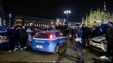 Milano, inseguono un uomo per rubargli la catenina d’oro in piazza Duomo: due minorenni arrestati