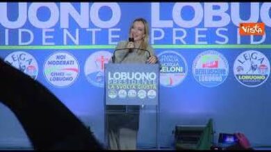 “Vi voglio bene”, Meloni al pubblico di Bari al comizio di Lobuono per le regionali in Puglia