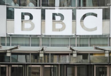 Scandalo Trump-Bbc, Starmer corre in difesa dell’emittente. Il tycoon minaccia azioni legali