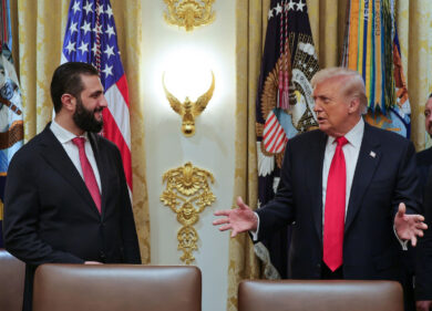 Trump incontra il leader siriano al-Sharaa. Accordo anti-Isis e via libera per le basi militari Usa a Damasco