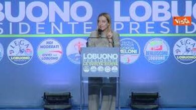 Meloni: “Solo gli italiani mi possono mandare a casa”. Standing ovation a Bari