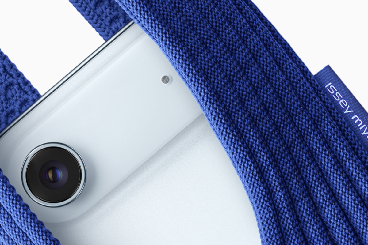 Apple lancia l’iPhone Pocket, una tasca porta telefono realizzata con il giapponese Issey Miyake. Come funziona e tutti i prezzi Apple lancia l’iPhone Pocket, una tasca porta telefono realizzata con il giapponese Issey Miyake. Come funziona e tutti i prezzi