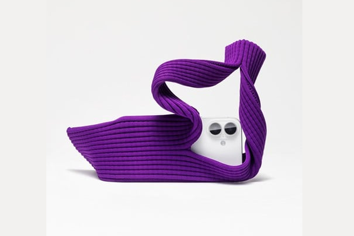 Apple lancia l’iPhone Pocket, una tasca porta telefono realizzata con il giapponese Issey Miyake. Come funziona e tutti i prezzi Apple lancia l’iPhone Pocket, una tasca porta telefono realizzata con il giapponese Issey Miyake. Come funziona e tutti i prezzi