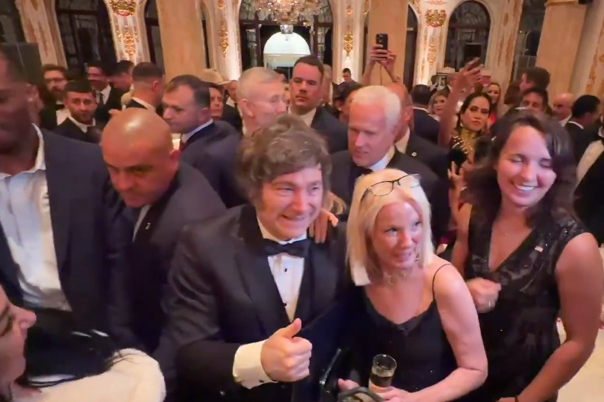 Milei accolto come una superstar a Mar-a-Lago: l’abbraccio politico con Trump Milei accolto come una superstar a Mar-a-Lago: l’abbraccio politico con Trump