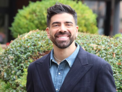 Sanremo Giovani 2026, parte in seconda serata su Rai2 la corsa delle nuove promesse al palco dell’Ariston