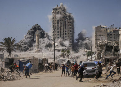 Gaza, riapre il valico per gli aiuti. Trump chiede la grazia per Netanyahu, Herzog: “Serve una procedura formale”