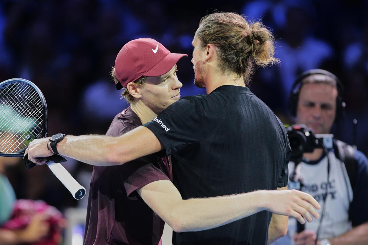 Sinner-Zverev: Jannik a caccia delle semifinali – Atp Finals: orario, precedenti e dove vederla in tv (in chiaro) Sinner-Zverev: Jannik a caccia delle semifinali – Atp Finals: orario, precedenti e dove vederla in tv (in chiaro)