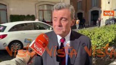 Calenda mostra tatuaggio con tridente Ucraina: Hanno disperato bisogno di sostegno