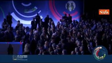Applausi per Mattarella al suo arrivo 42esima assemblea annuale dell’Anci a Bologna