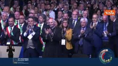Standing ovation dell’Assemblea Anci per Mattarella sul palco a Bologna