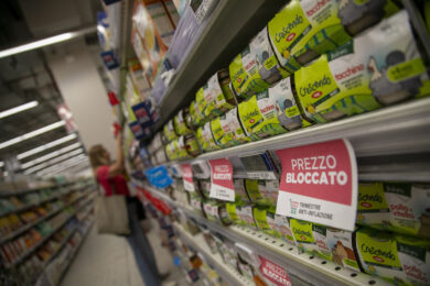 Fare la spesa è ormai un lusso, l’inflazione fa impennare i prezzi degli alimentari: crescita del 25% in soli quattro anni