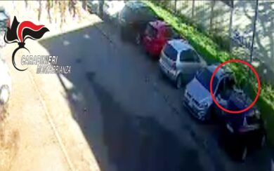 Liquido infiammabile negli occhi e sul volto della moglie: le terribili immagini dell’aggressione in un parcheggio a Seregno