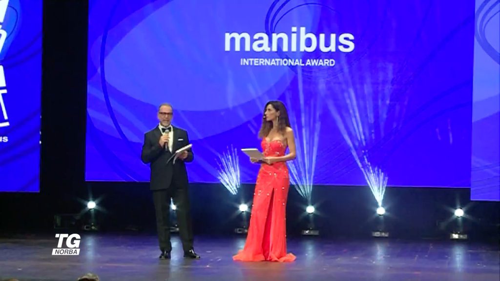 Premio Manibus a Bari da trpla A: Artigiani, Artisti e Amore Premio Manibus a Bari da trpla A: Artigiani, Artisti e Amore