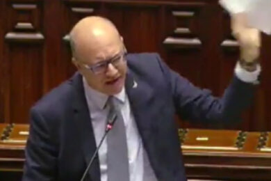 Valditara attacca l’opposizione alla Camera: “Falsità sui femminicidi, vergognatevi!”. Scoppia la bagarre