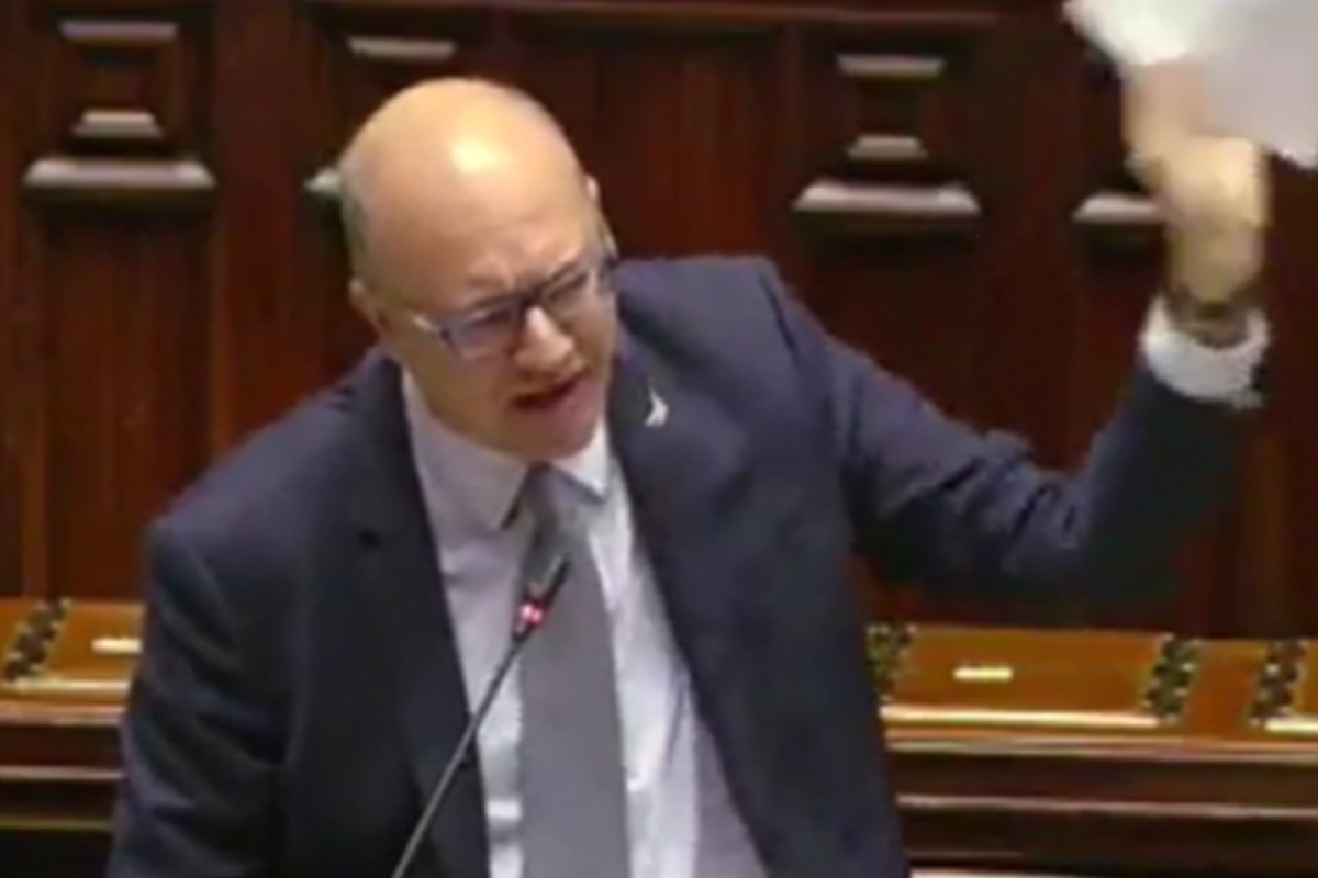 Valditara attacca l’opposizione alla Camera: “Falsità sui femminicidi, vergognatevi!”. Scoppia la bagarre Valditara attacca l’opposizione alla Camera: “Falsità sui femminicidi, vergognatevi!”. Scoppia la bagarre