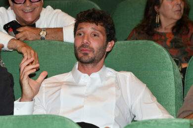 Affari Tuoi non va in onda, il motivo non piace al pubblico di Stefano De Martino. Gerry Scotti e Canale 5 gongolano