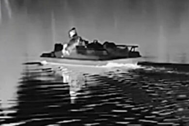 Varese, le immagini della fuga di Elia Del Grande in pedalò. VIDEO