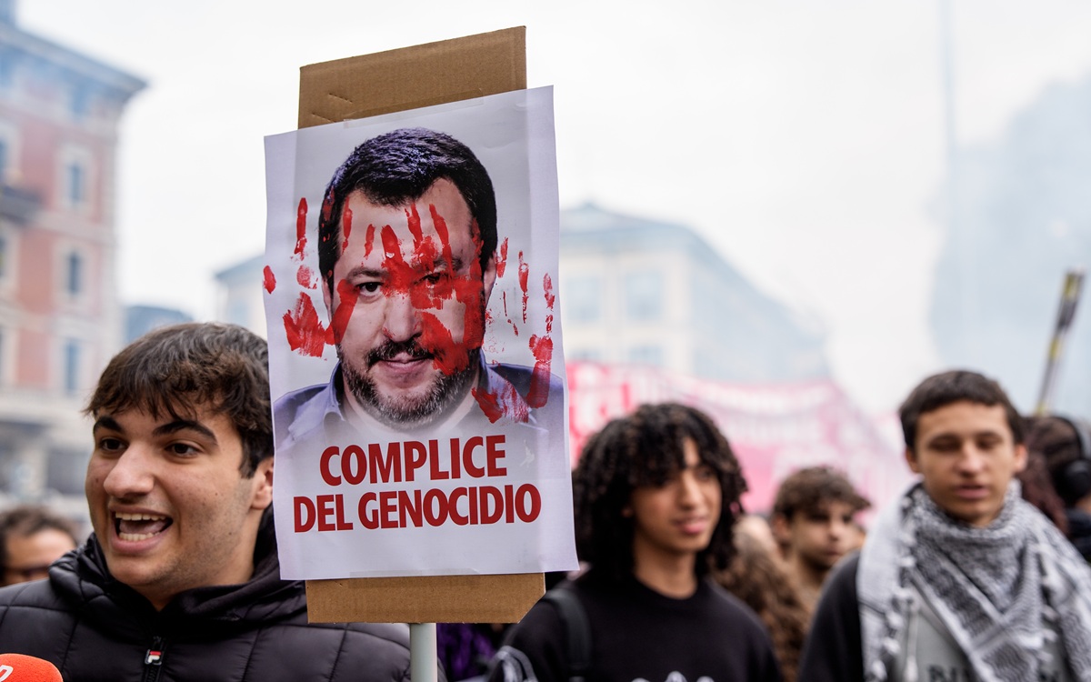 Milano, alla manifestazione degli studenti anche immagini con Meloni, Salvini e Schlein insanguinati