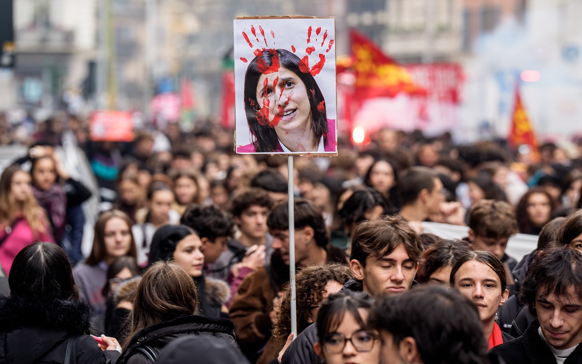 Milano, alla manifestazione degli studenti anche immagini con Meloni, Salvini e Schlein insanguinati